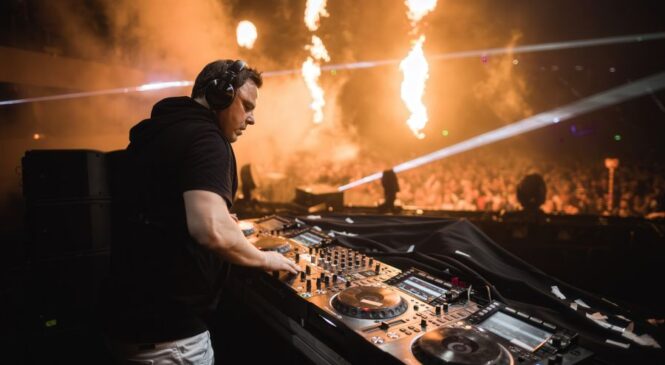 ‘IN SEARCH OF SUNRISE 21 – NIRVANA: FOR THE NEXT GENERATION OF DREAMERS’ MIXED BY MARKUS SCHULZ